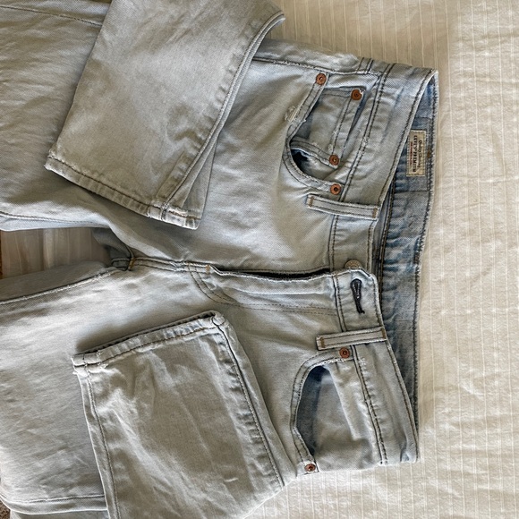 Levi’s | light wash blue Jean slim leg mid rise size 28 - Picture 3 of 4